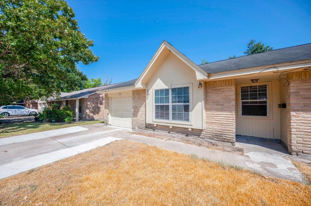 5326 Heathercrest St, Houston TX  77045-5230 exterior