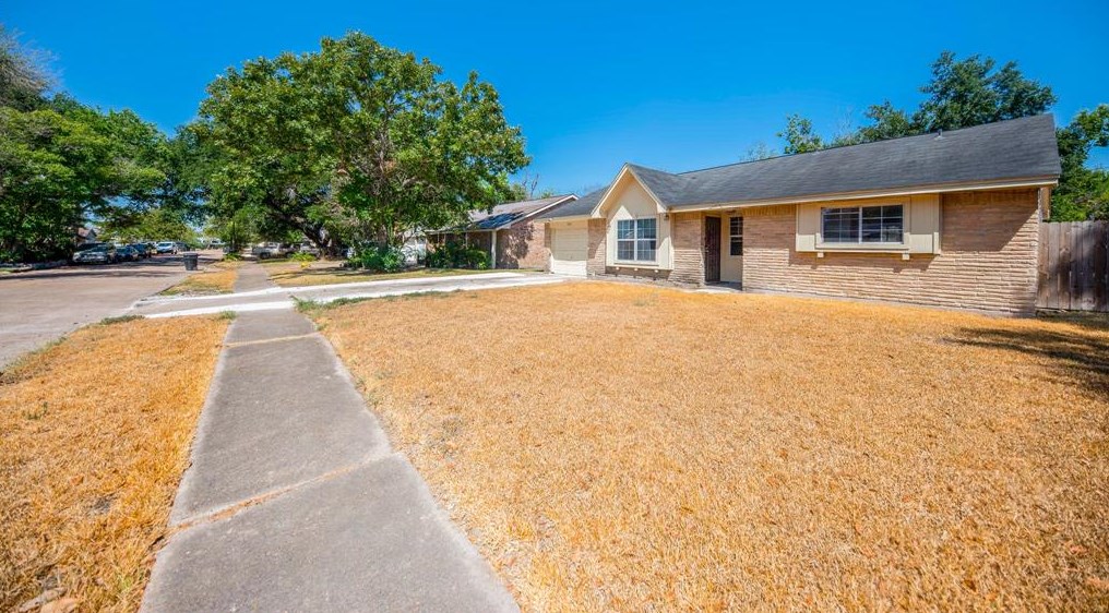 5326 Heathercrest St, Houston, TX 77045