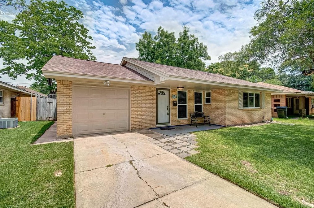 5118 Libbey Ln, Houston, TX 77092