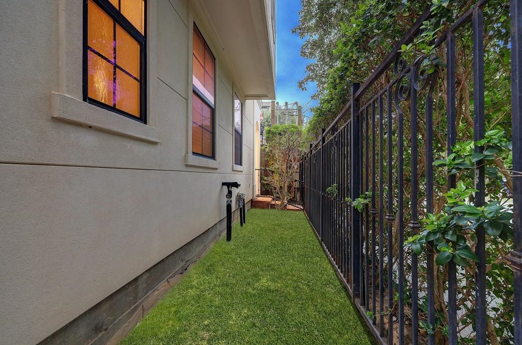 5715 Darling St, Houston, TX 77007-1862