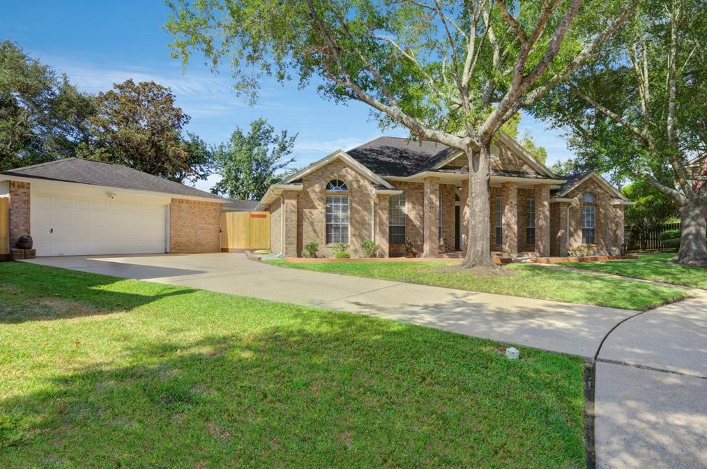 204 Oak Creek Cir, League City, TX 77573-5215