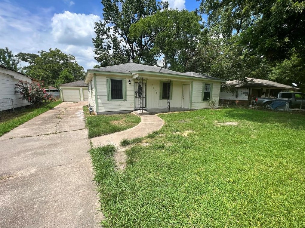 7937 Oak Knoll Ln, Houston, TX 77028