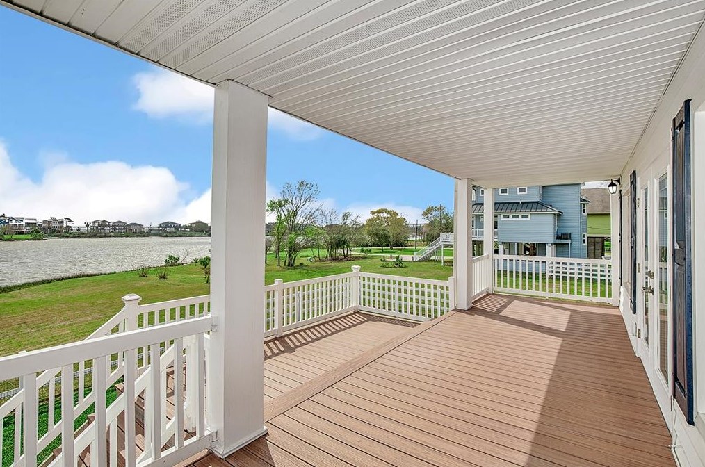 1006 3rd St, Taylor Lake Village, TX 77586