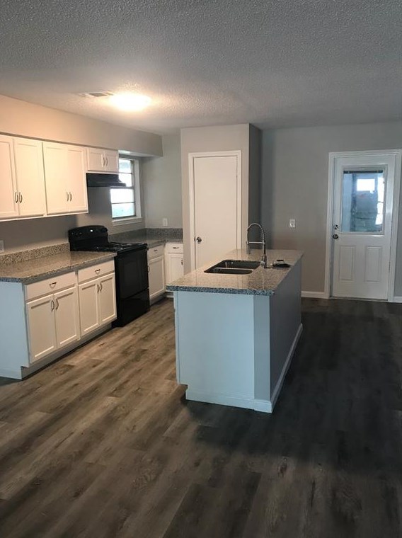 121 La Laja Dr, Angleton, TX 77515