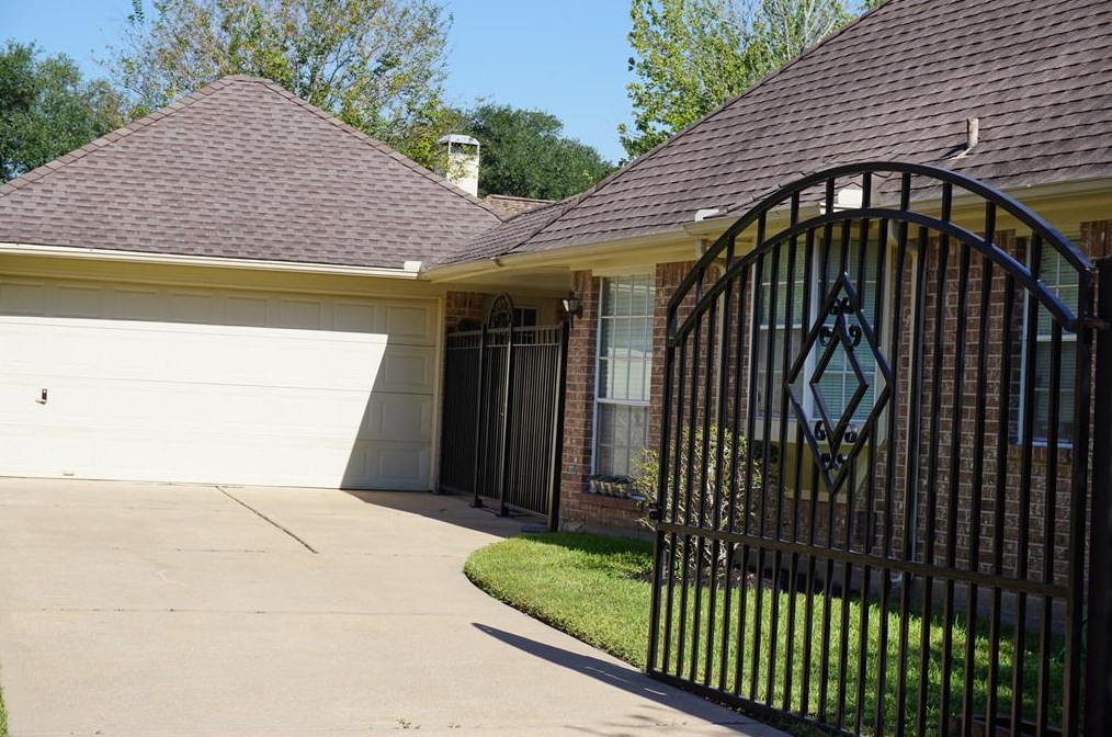 1619 Crescent Green Dr, Houston, TX 77094-2975