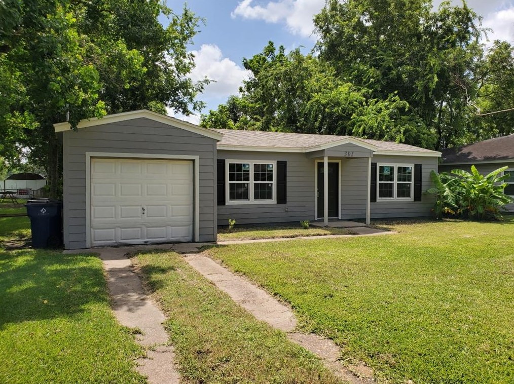 305 Evans St, Angleton, TX 77515