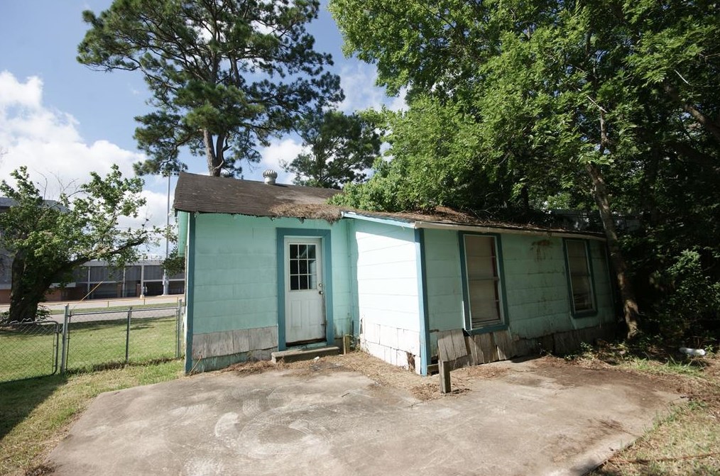 1300 Dumble St, Alvin, TX 77511-2618