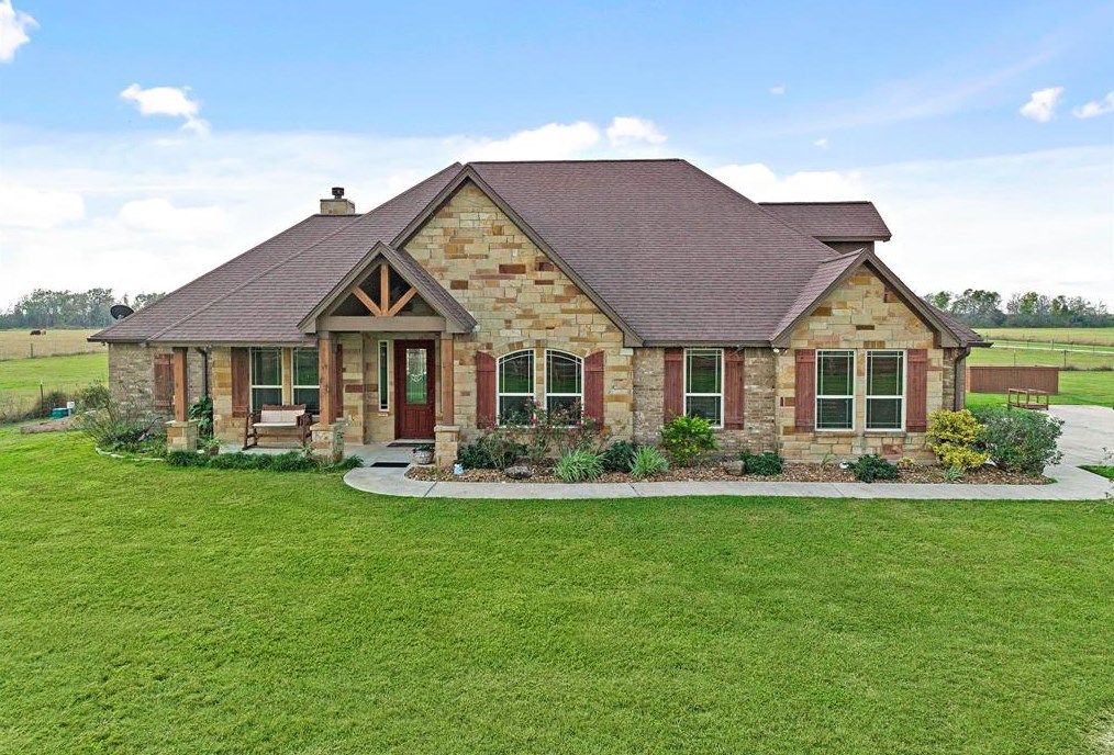 1720 County Rd 212, Angleton, TX 77515