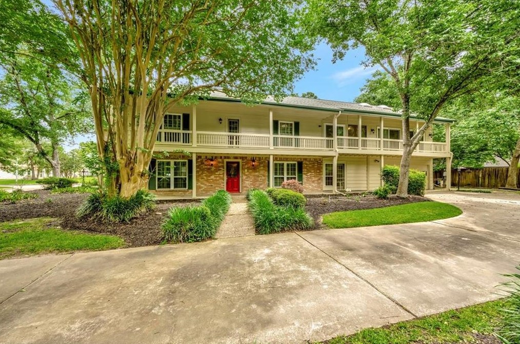 4002 Laurel Grv Dr, Taylor Lake Village TX 77586-5015 exterior