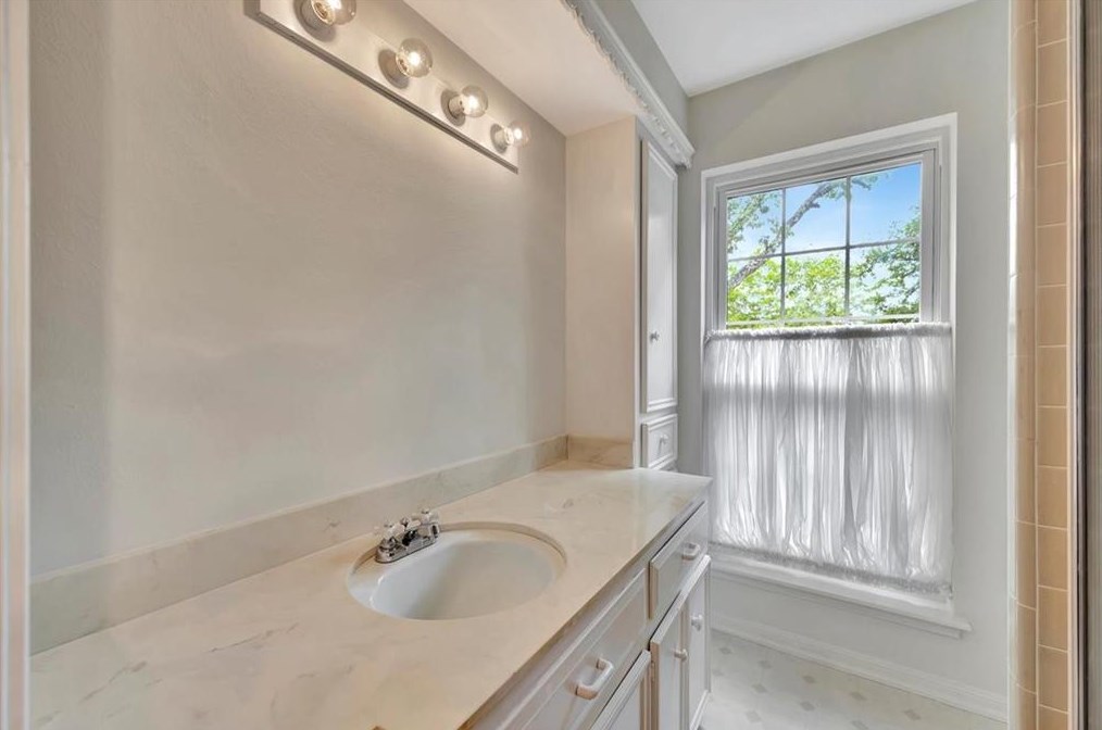 4002 Laurel Grv Dr, Taylor Lake Village TX 77586-5015 exterior