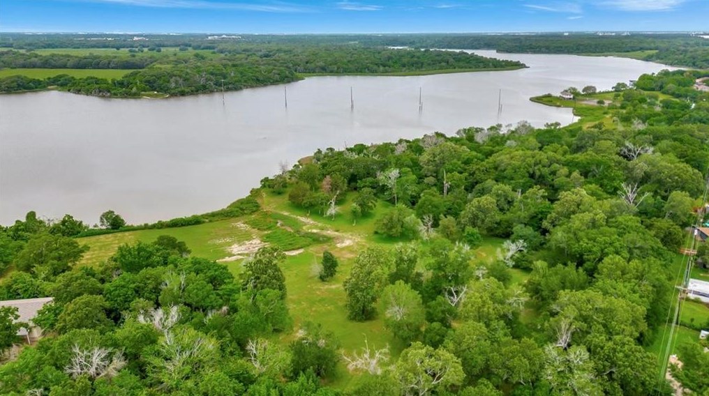 4002 Laurel Grv Dr, Taylor Lake Village TX 77586-5015 exterior