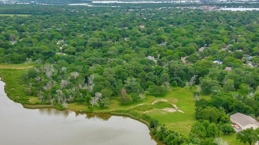 4002 Laurel Grv Dr, Taylor Lake Village TX 77586-5015 exterior