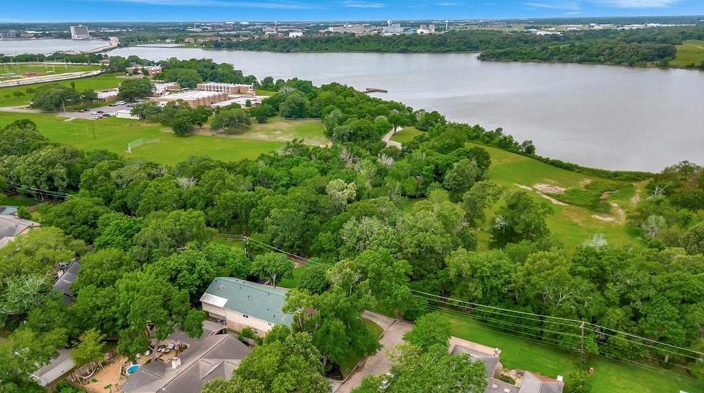 4002 Laurel Grv Dr, Taylor Lake Village TX 77586-5015 exterior