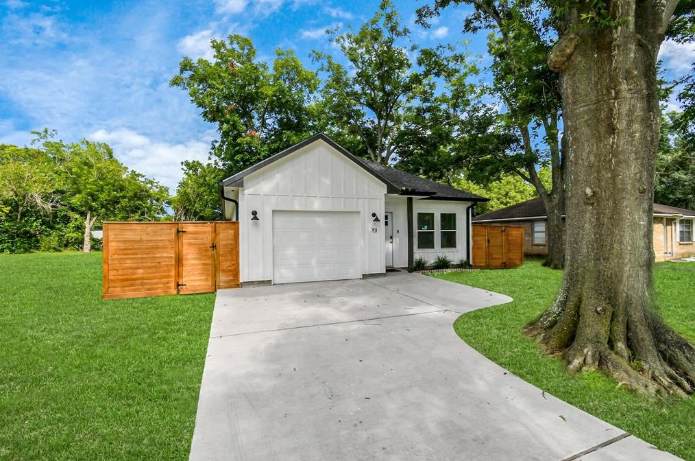 701 Morgan St, Angleton, TX 77515-5220