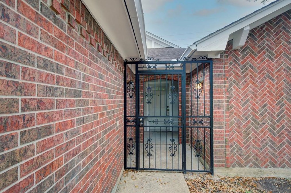 1402 Forest Home Dr, Houston TX  77077-1407 exterior