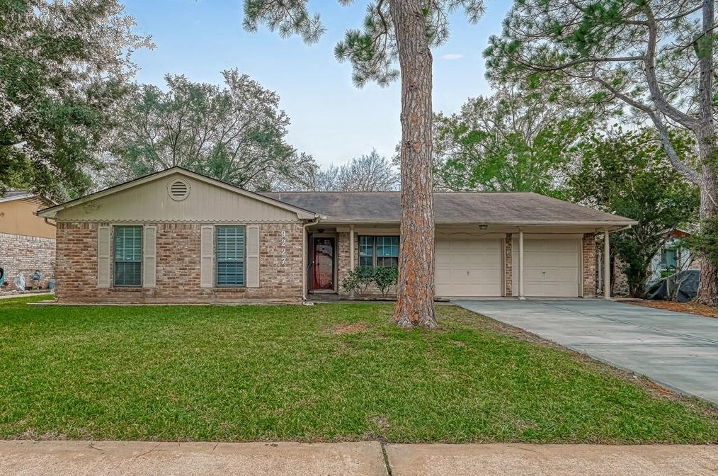 9227 Mcafee Dr, Houston TX  77031-1105 exterior
