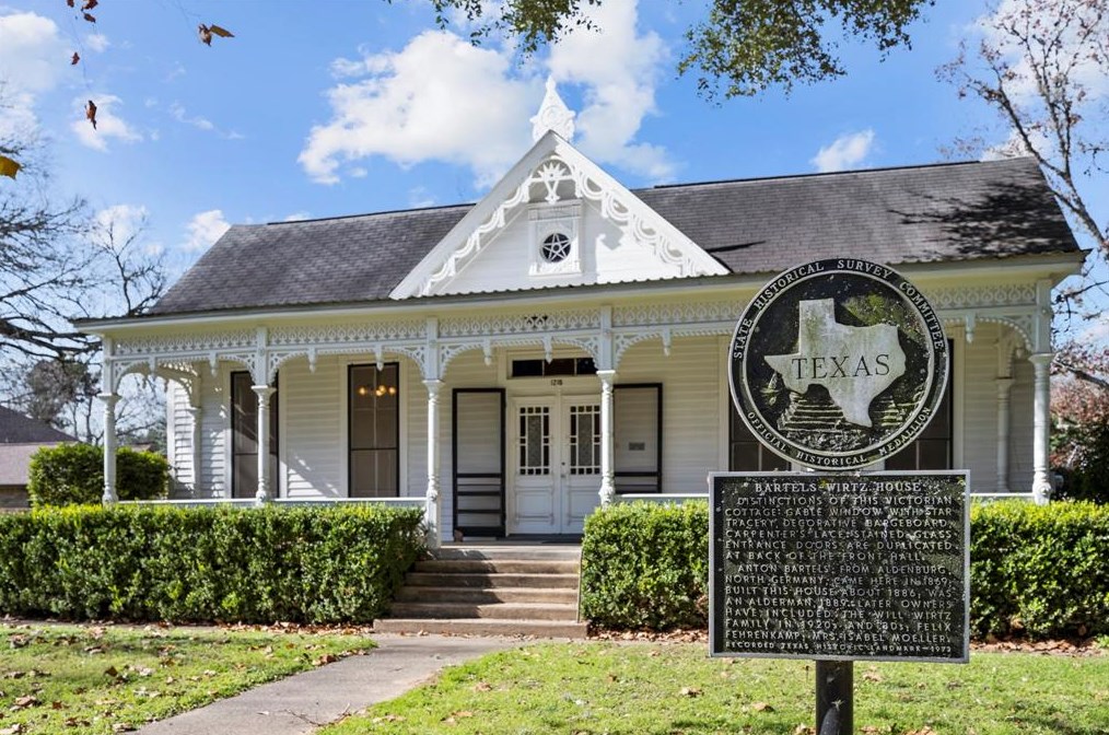 1216 Live Oak St, Columbus, TX 78934