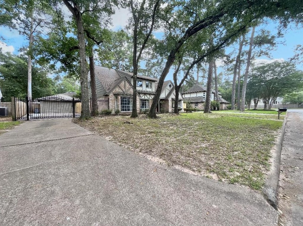 8223 Colonial Oaks Ln, Spring, TX 77379
