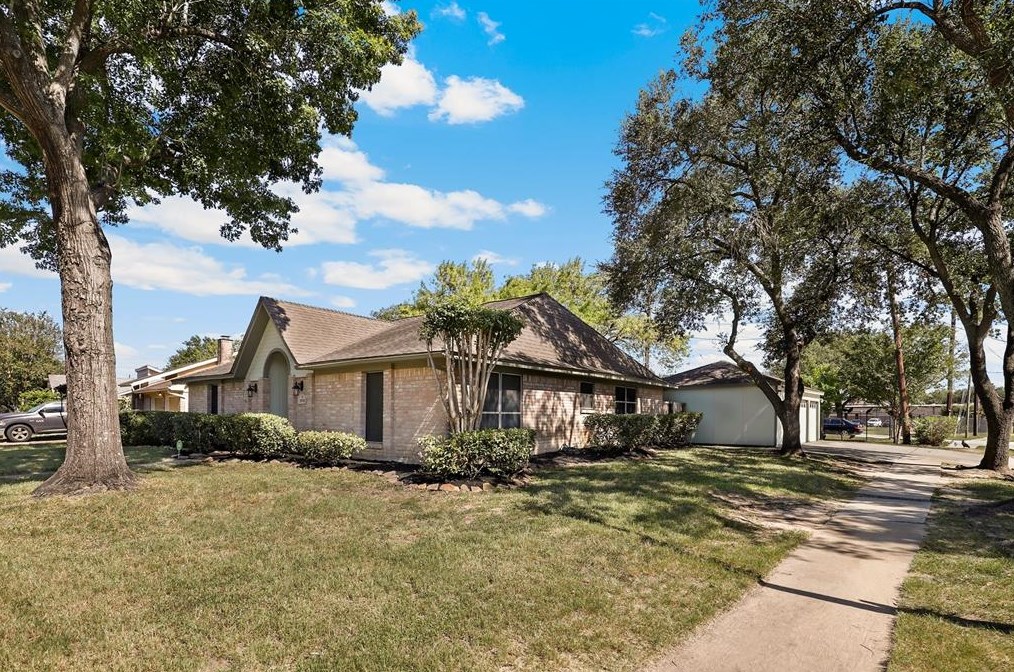 15931 Boulder Oaks Dr, Houston, TX 77084-2903