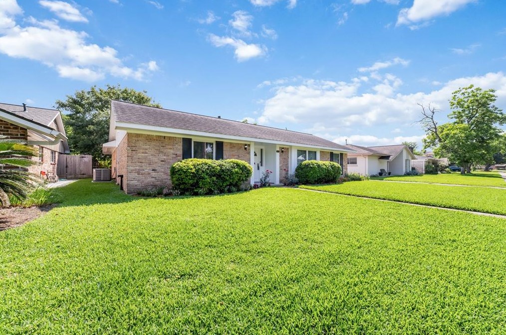 5731 Cheltenham Dr, Houston, TX 77096-2929