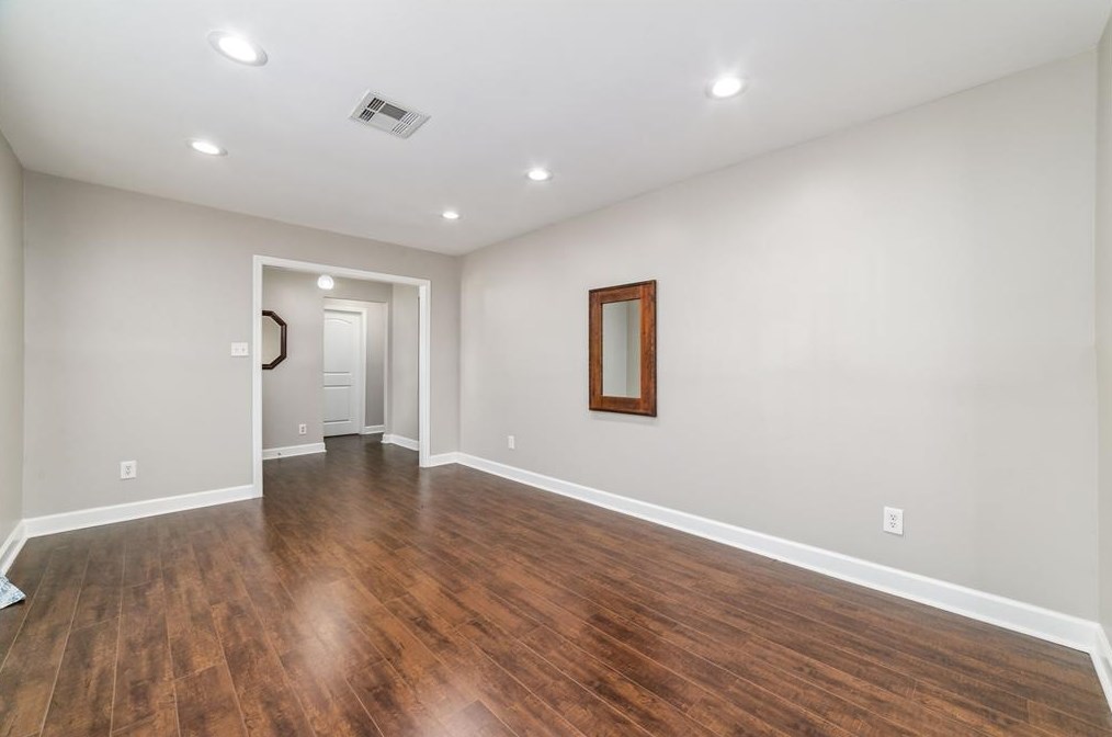 5731 Cheltenham Dr, Houston TX  77096-2929 exterior