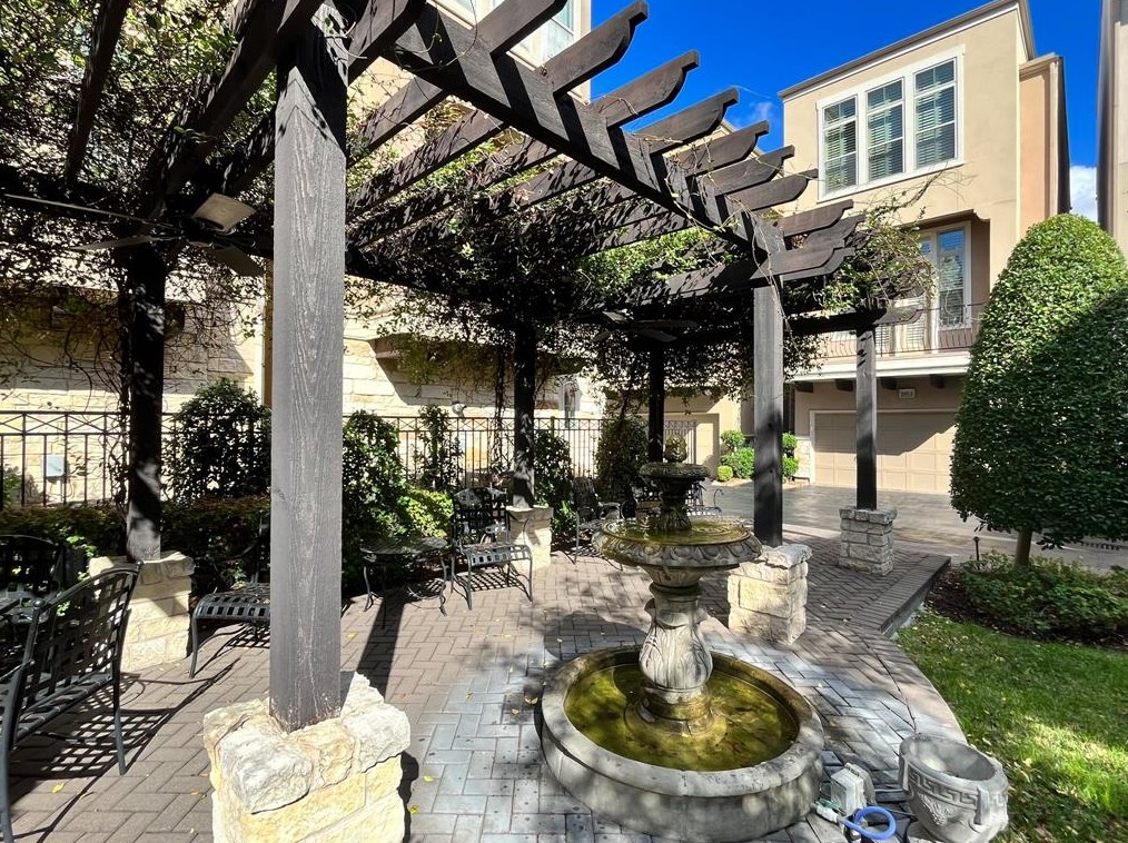 5207 Gibson St, Houston, TX 77007-5261