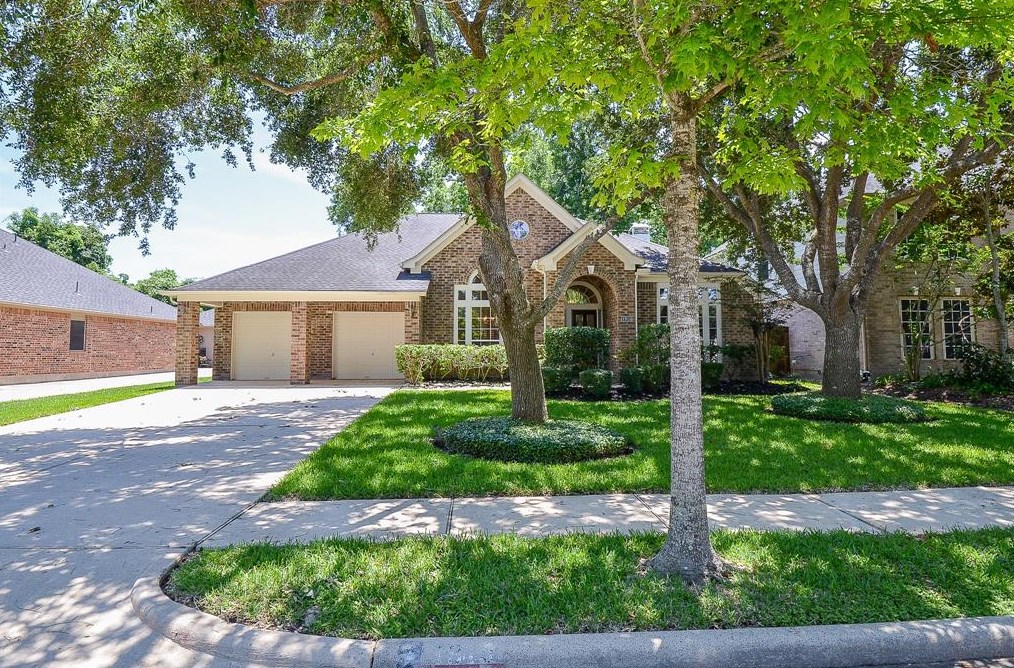 1915 Lake Arrowhead Dr, Richmond, TX 77406-6996
