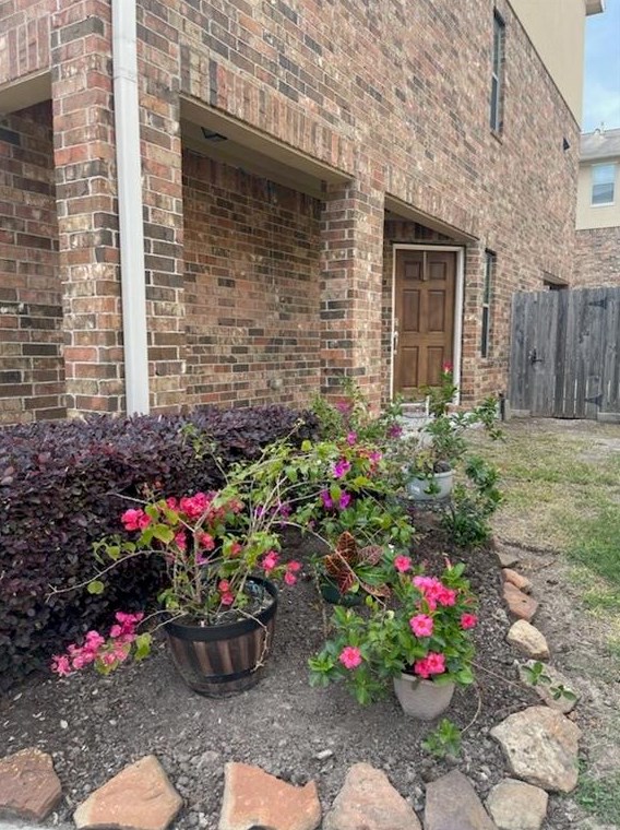 8119 Silverton Creek Ln, Houston TX  77040-5152 exterior