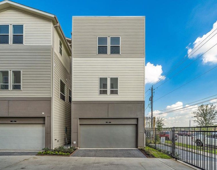 2717 Clinton Dr, Houston, TX 77020