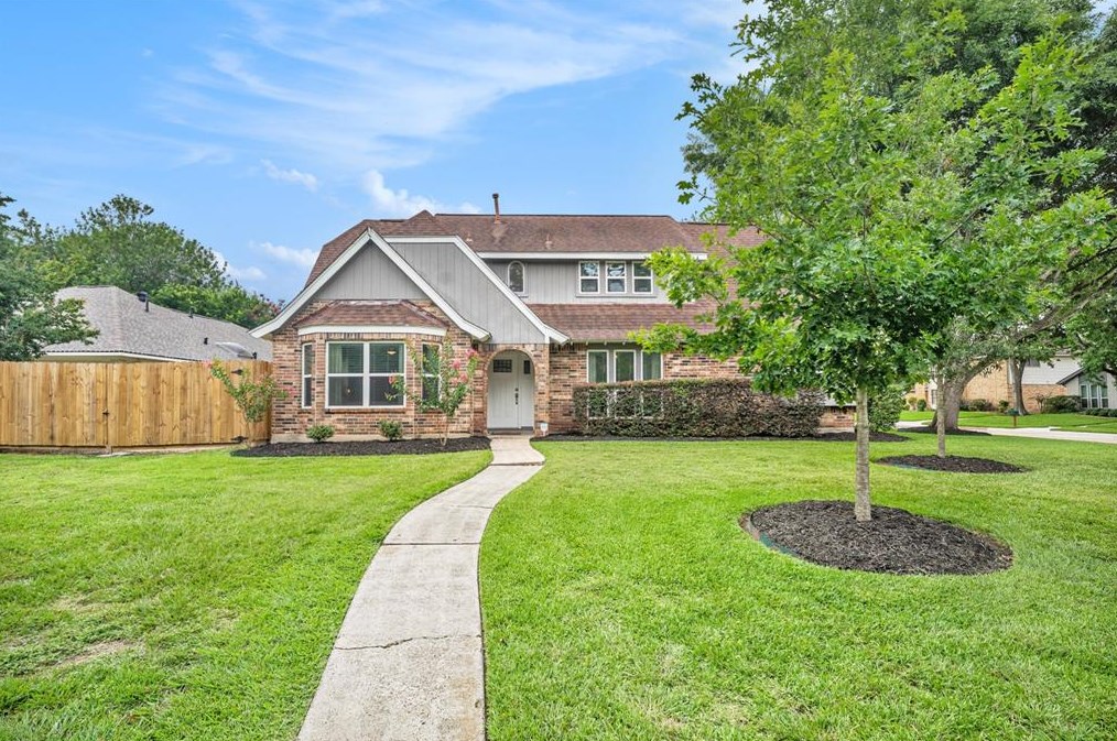 1602 W Chelsea Pl, Taylor Lake Village, TX 77586