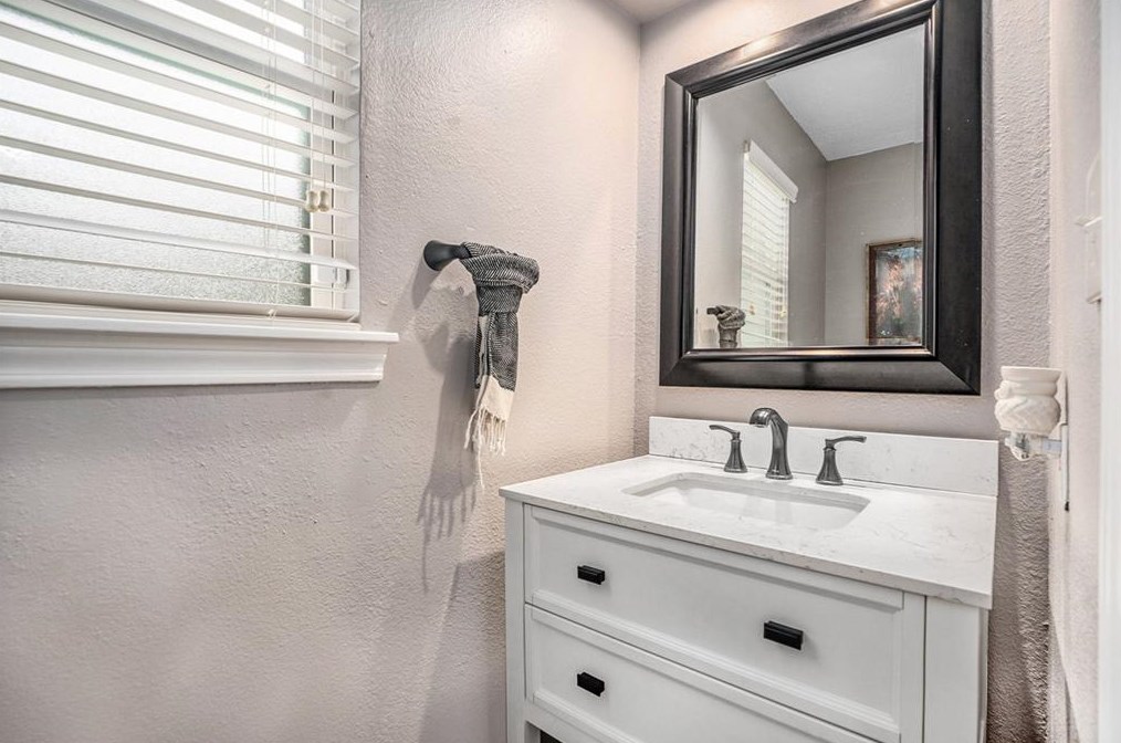 1602 Chelsea Pl, Taylor Lake Village TX 77586-5823 exterior