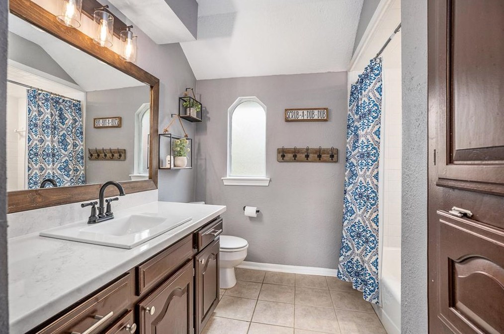 1602 Chelsea Pl, Taylor Lake Village TX 77586-5823 exterior