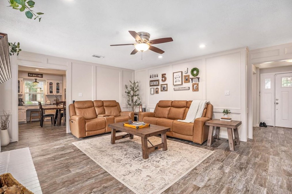 1602 Chelsea Pl, Taylor Lake Village TX 77586-5823 exterior