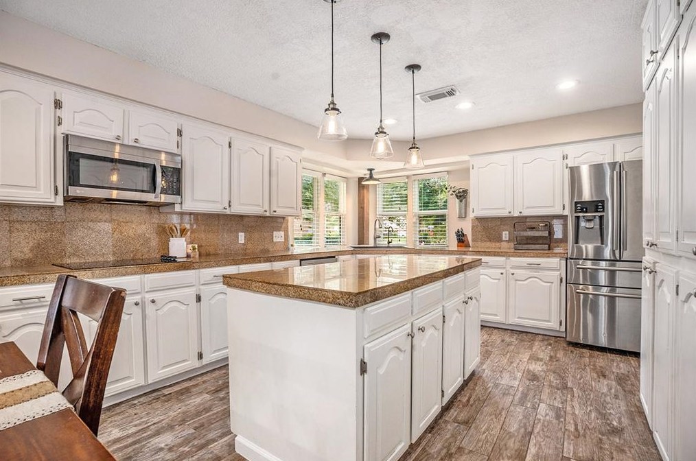 1602 Chelsea Pl, Taylor Lake Village TX 77586-5823 exterior