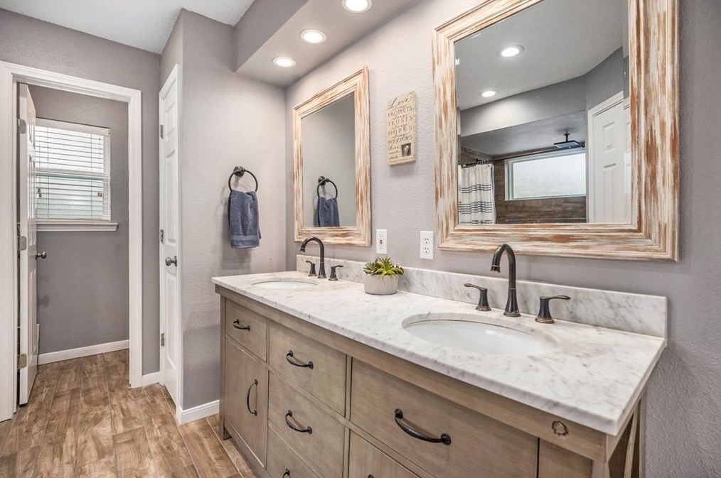 1602 Chelsea Pl, Taylor Lake Village TX 77586-5823 exterior