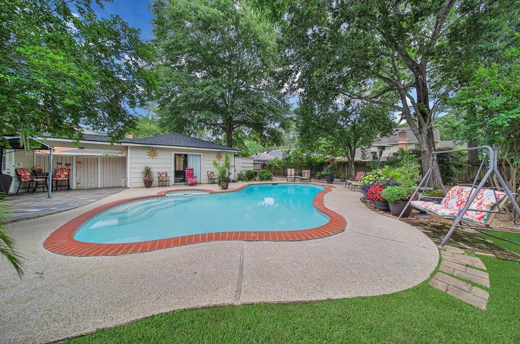 2302 Middle Creek Dr, Humble TX  77339-1821 exterior