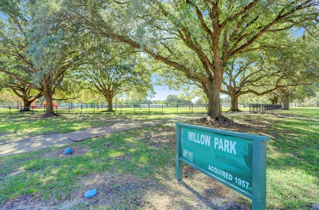 4551 Warm Spg Rd, Houston TX  77035-6027 exterior