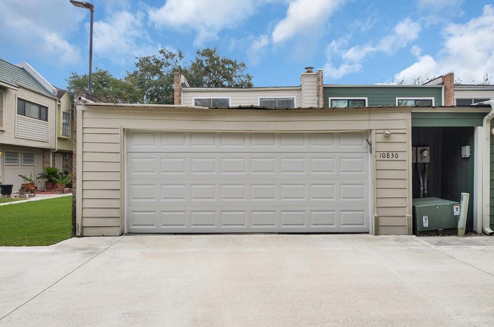 10830 Briar Forest Dr, Houston TX 77042-2323 exterior