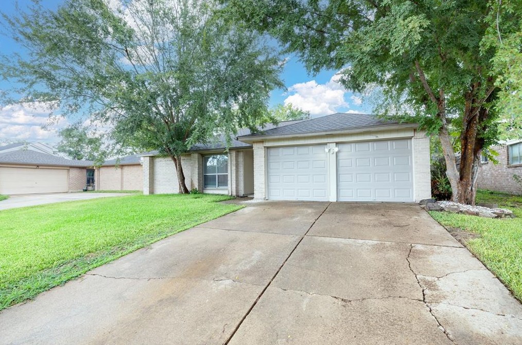 6823 Marta Dr, Houston, TX 77083-1241