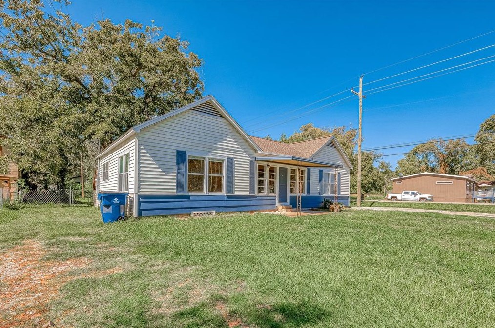 138 N Mattson St, West Columbia, TX 77486