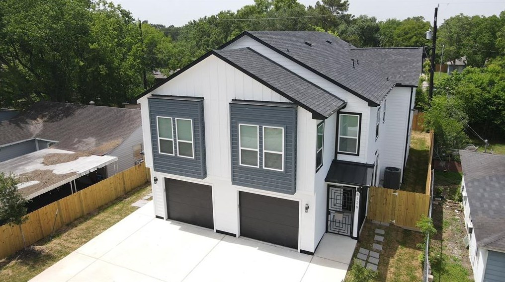 5126 Lyndhurst Dr, Houston TX  77033-2905 exterior