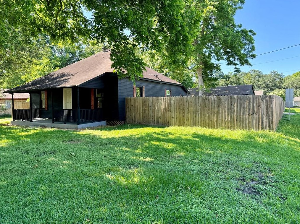 902 Cleveland St, Alvin, TX 77511-2727