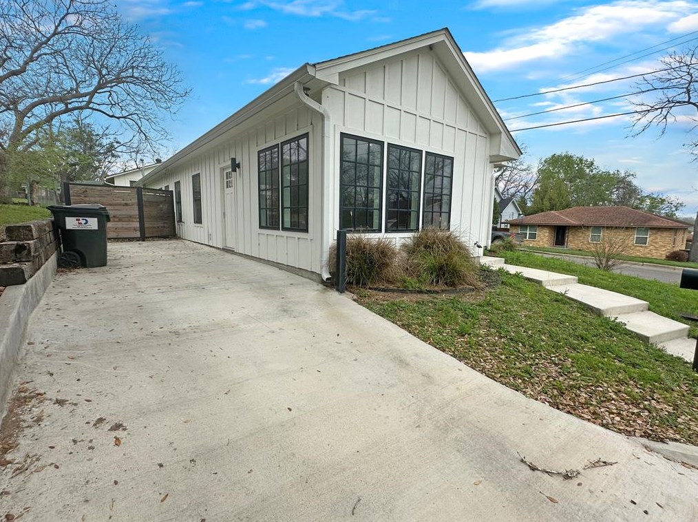 812 N Ave B, Dreyer, TX 77984