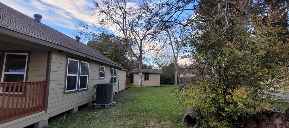2418 Dewey St, Waller, TX 77484