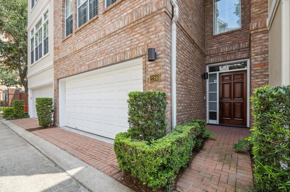 2266 Bancroft St, Houston, TX 77027-3706