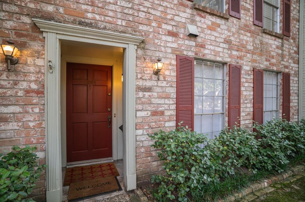 13166 Trail Hollow Dr, Houston, TX 77079-3775