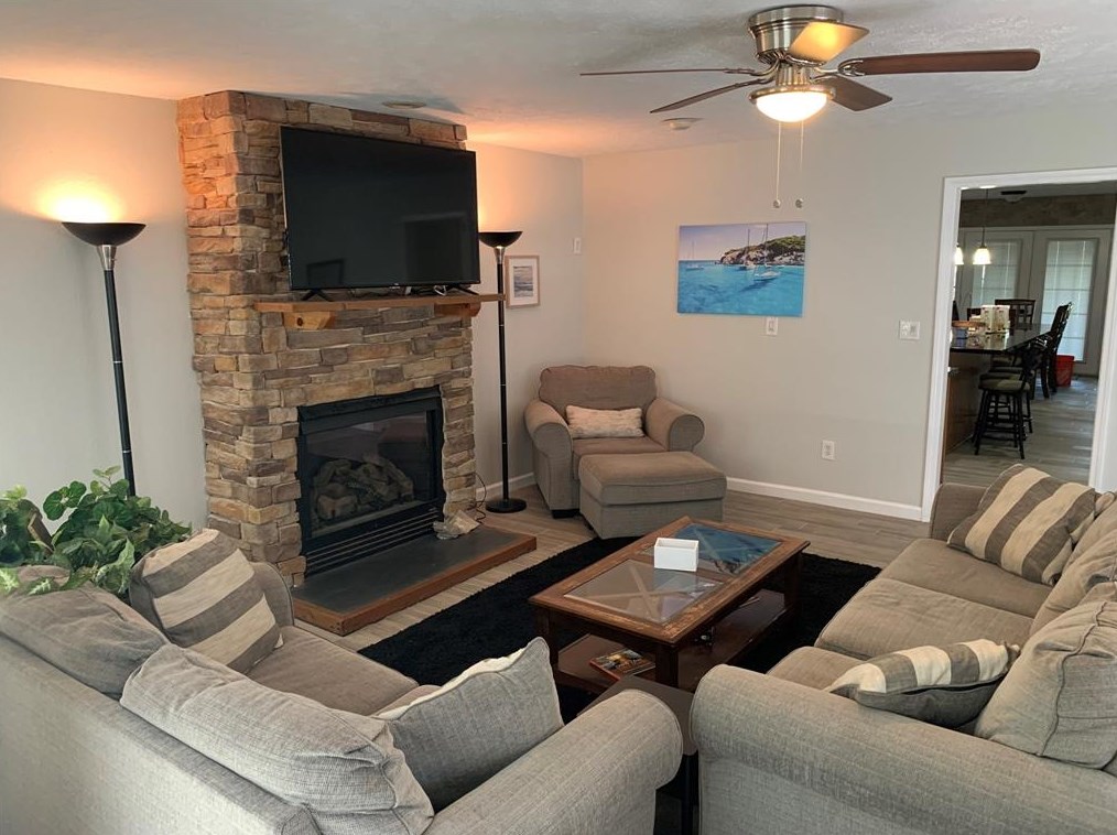 219 Lakeside Dr, Kemah, TX 77565