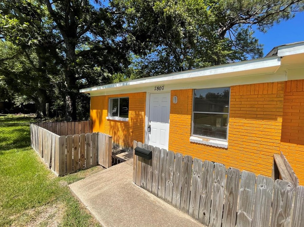 7807 Glass St, Houston, TX 77016