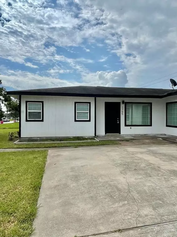 1755 W 6th, Jones Creek, TX 77541
