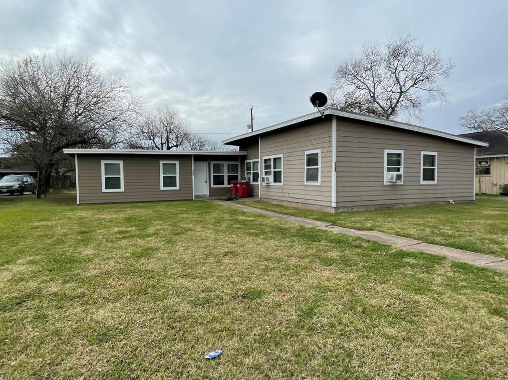 1735 W 8th St, Jones Creek, TX 77541